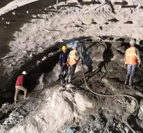 山南拱顶带模注浆料的施工流程及注意事项